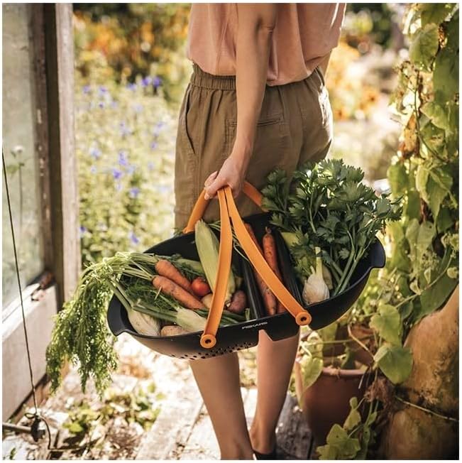 Fiskars Harvest Basket, Container for Gardening and Harvesting, Garden Tool with Ergonomic Handles and Collander