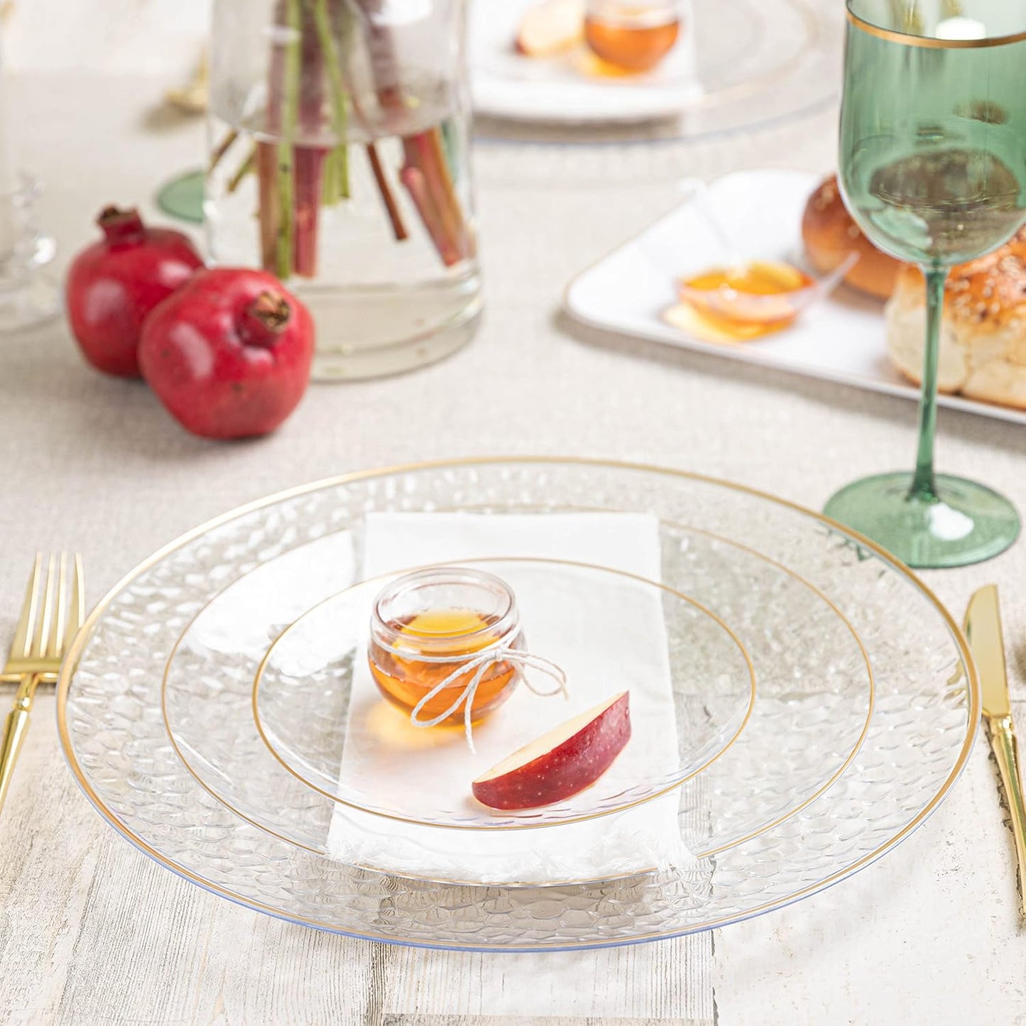 30 Pack Hammered Plastic Plates Heavyweight Disposable Plastic Plates Elegant Clear Hammered Rim Platsic Party Dishes (Hamered Clear With Gold Rim, 7'' INCH PLATES)