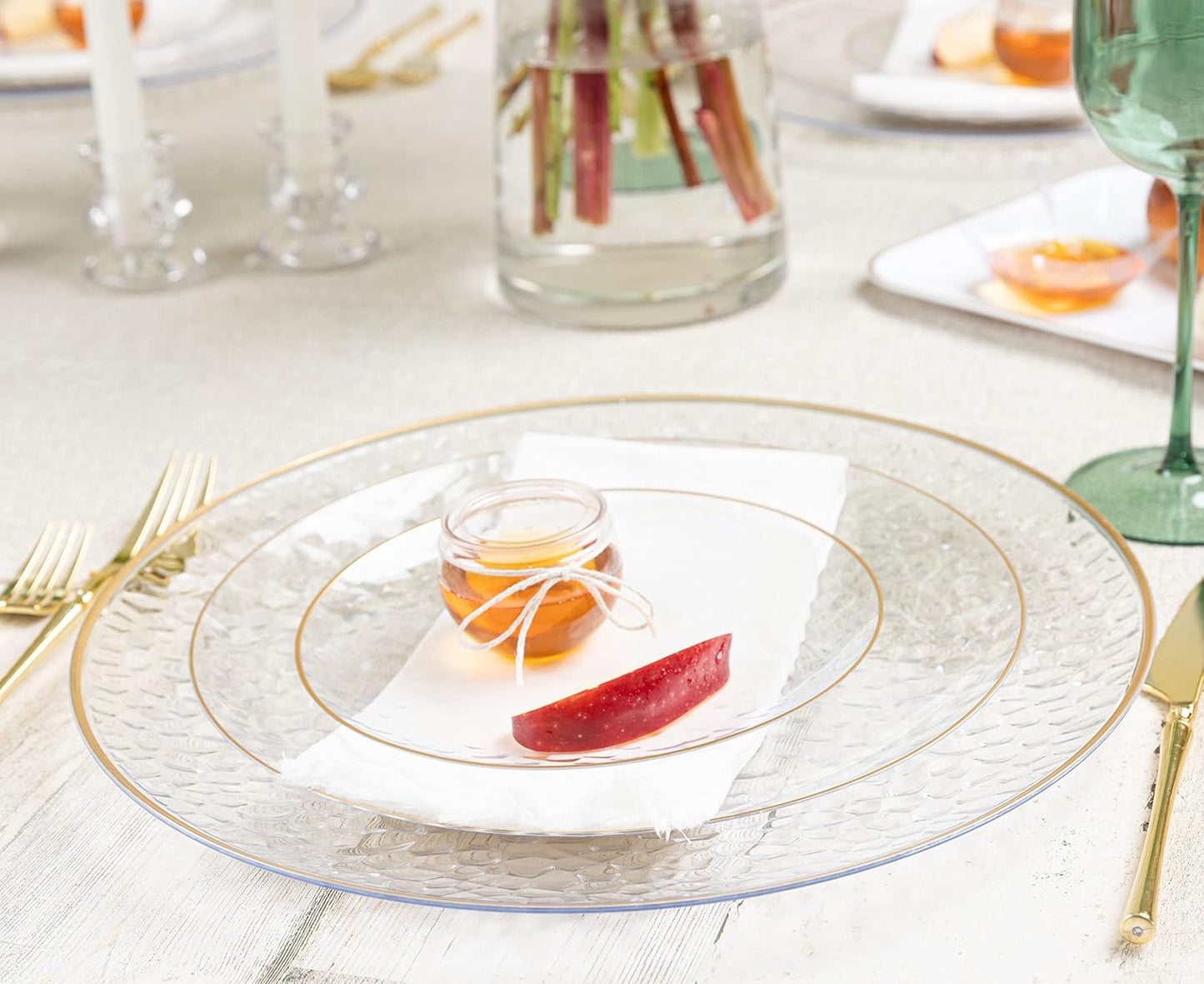 30 Pack Hammered Plastic Plates Heavyweight Disposable Plastic Plates Elegant Clear Hammered Rim Platsic Party Dishes (Hamered Clear With Gold Rim, 7'' INCH PLATES)