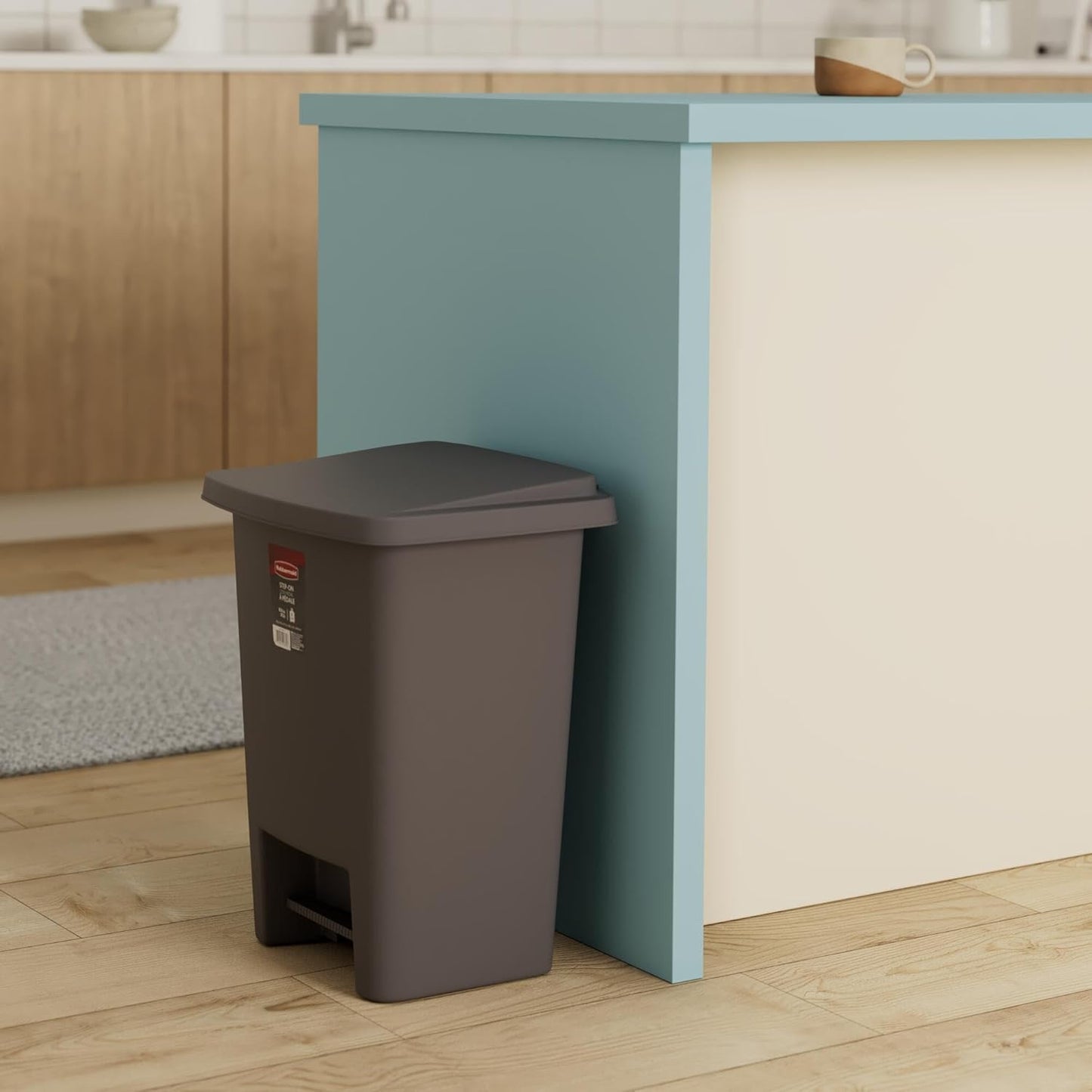 Rubbermaid 31.2L Step on Wastebasket (FG284187CYLND)