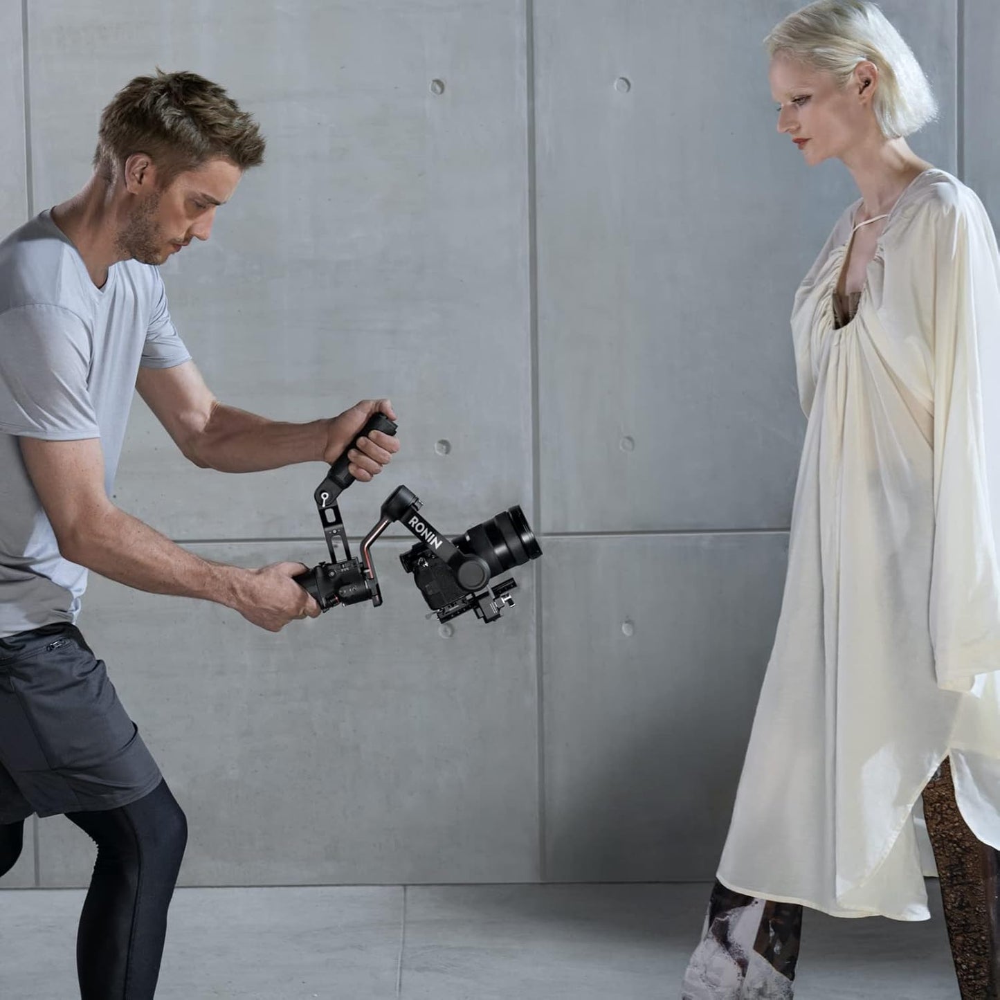 DJI RS 3 Mini, 3-Axis Gimbal Stabilizer for Cameras Canon/Sony/Panasonic/Nikon/Fujifilm, 2 kg (4.4 lbs) Tested Payload, Camera Stabilizer, Camera Gimbal with Native Vertical Shooting