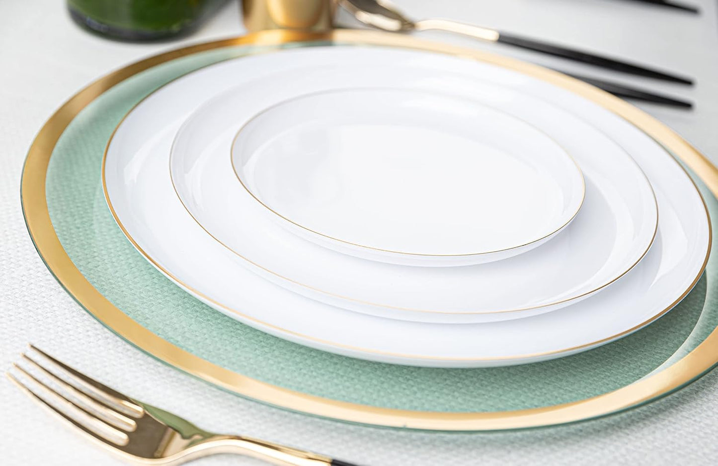 PLASTICPRO [30 Pack 10.7'' Christmass Green Plastic Party Plates Edge Collection Premium heavyweight Elegant Disposable Tableware Dishes