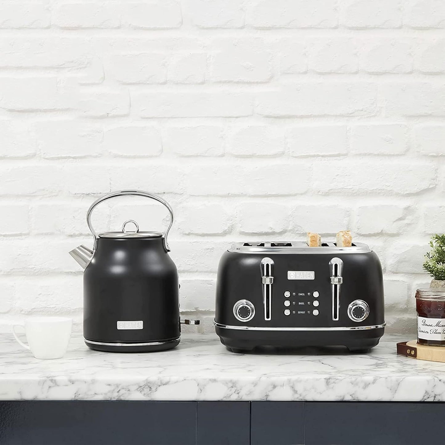 Haden 75041 Heritage 1.7 Liter (7 Cup) Stainless Steel Electric Kettle with Auto Shut-Off and Boil Dry Protection, Black/Copper