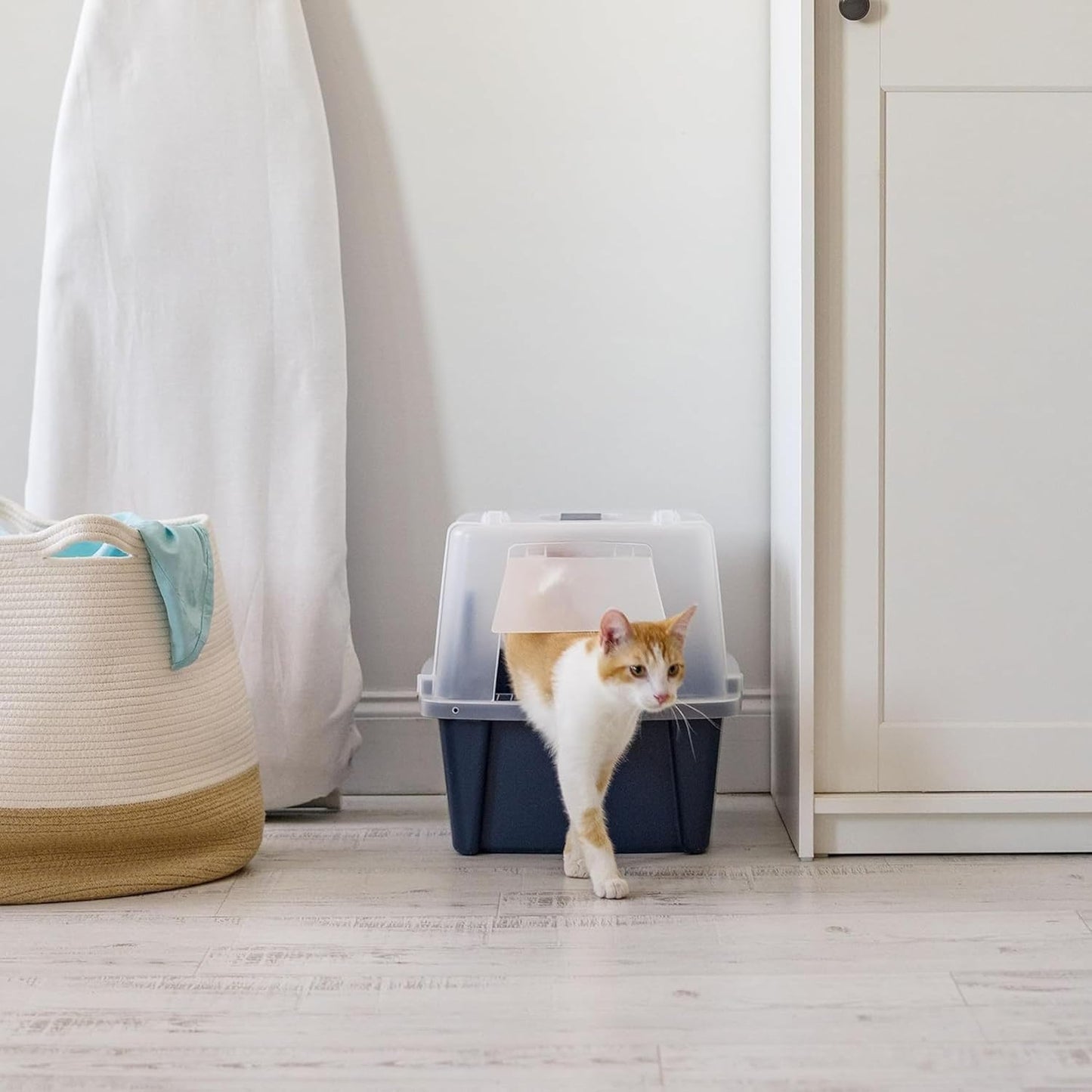 IRIS USA Cat Litter Box, Litter Box Enclosure with Scoop and Front Door Flap, Covered Kitty Litter Box for Privacy, Portable, Easy to Clean, Navy