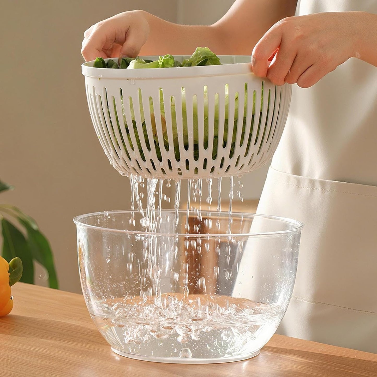Small Salad Spinner – 4.5 L Vegetable Centrifuge – Non-Slip Base Easy Cleaning Container Storage for Vegetables in Refrigerator