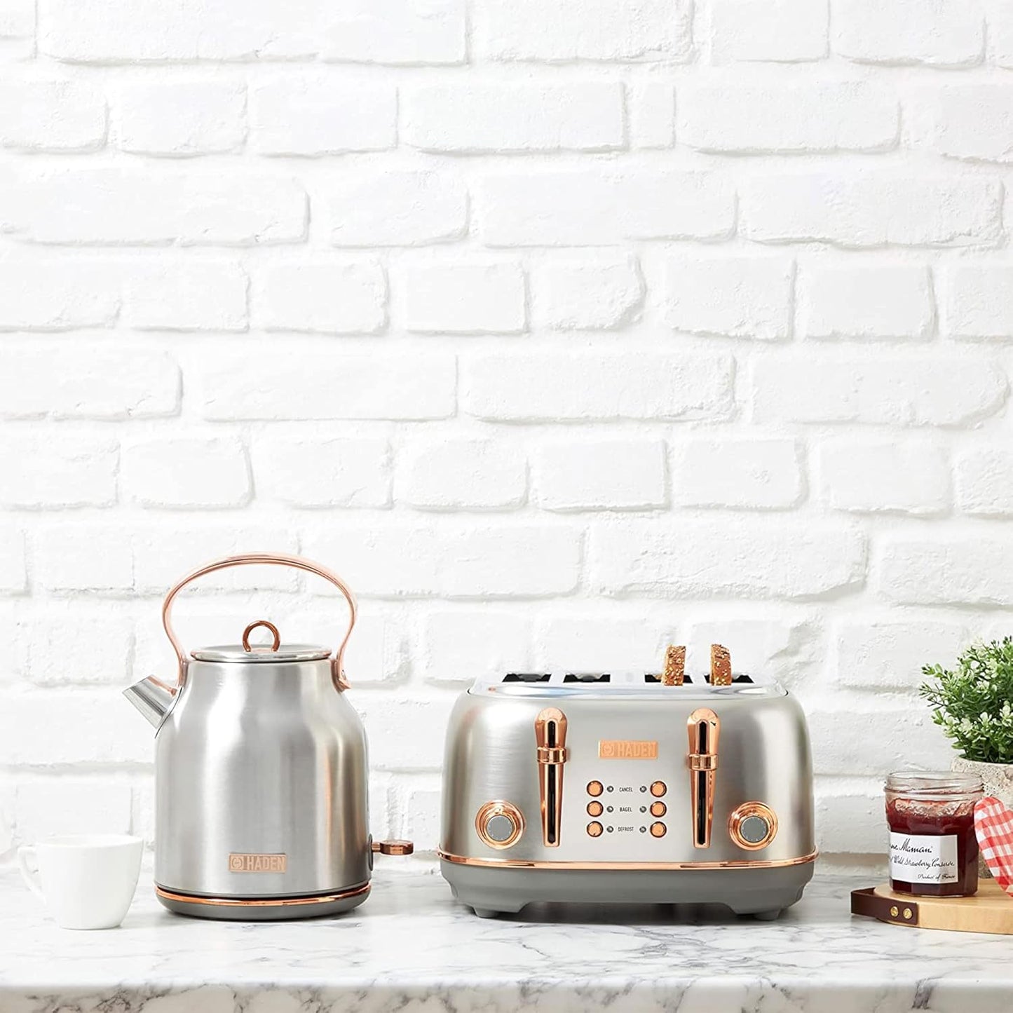 Haden 75041 Heritage 1.7 Liter (7 Cup) Stainless Steel Electric Kettle with Auto Shut-Off and Boil Dry Protection, Black/Copper
