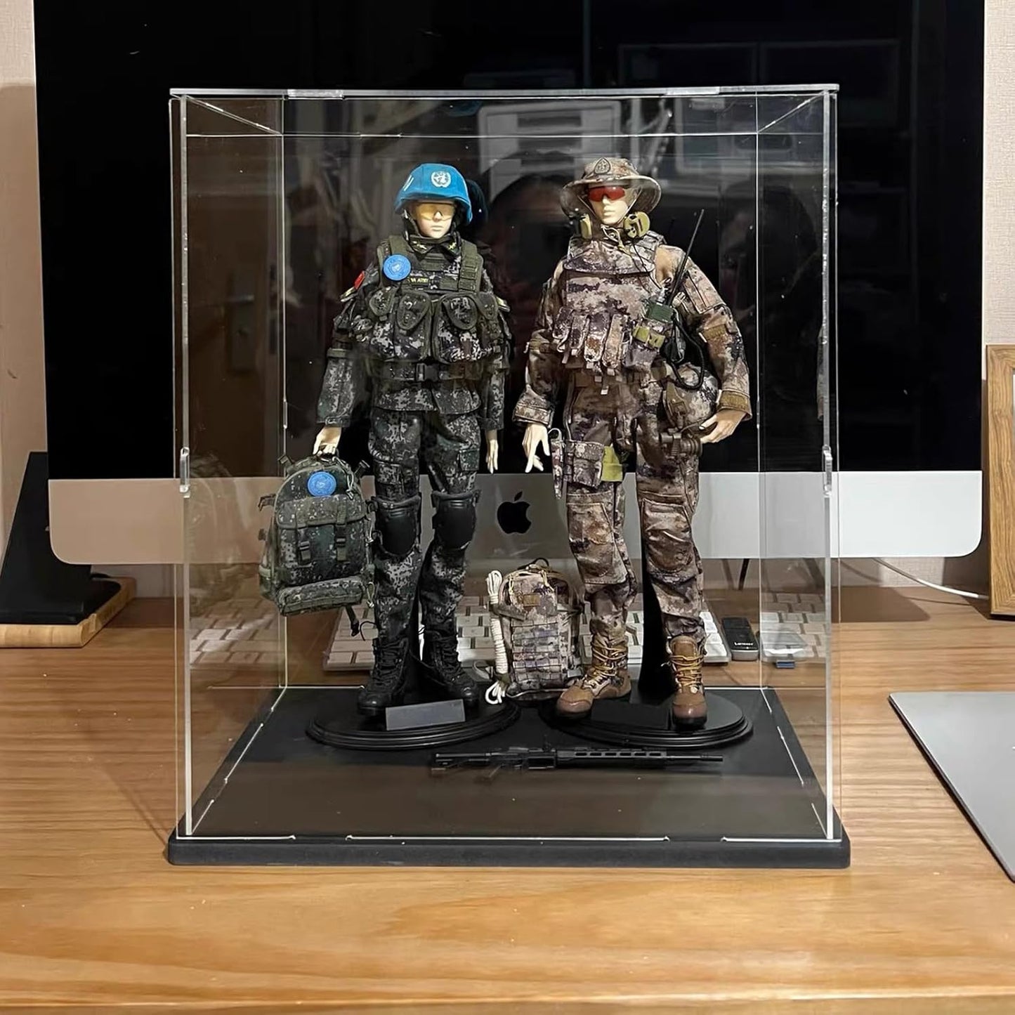 Thickened Clear Acrylic Display Case for Lego 10330 43268 76450 42170 10295 10353 Collectibles, Transparent Box Dustproof Protection with Wood-Plastic Base & String Light, Black Inside 40x20x20cm