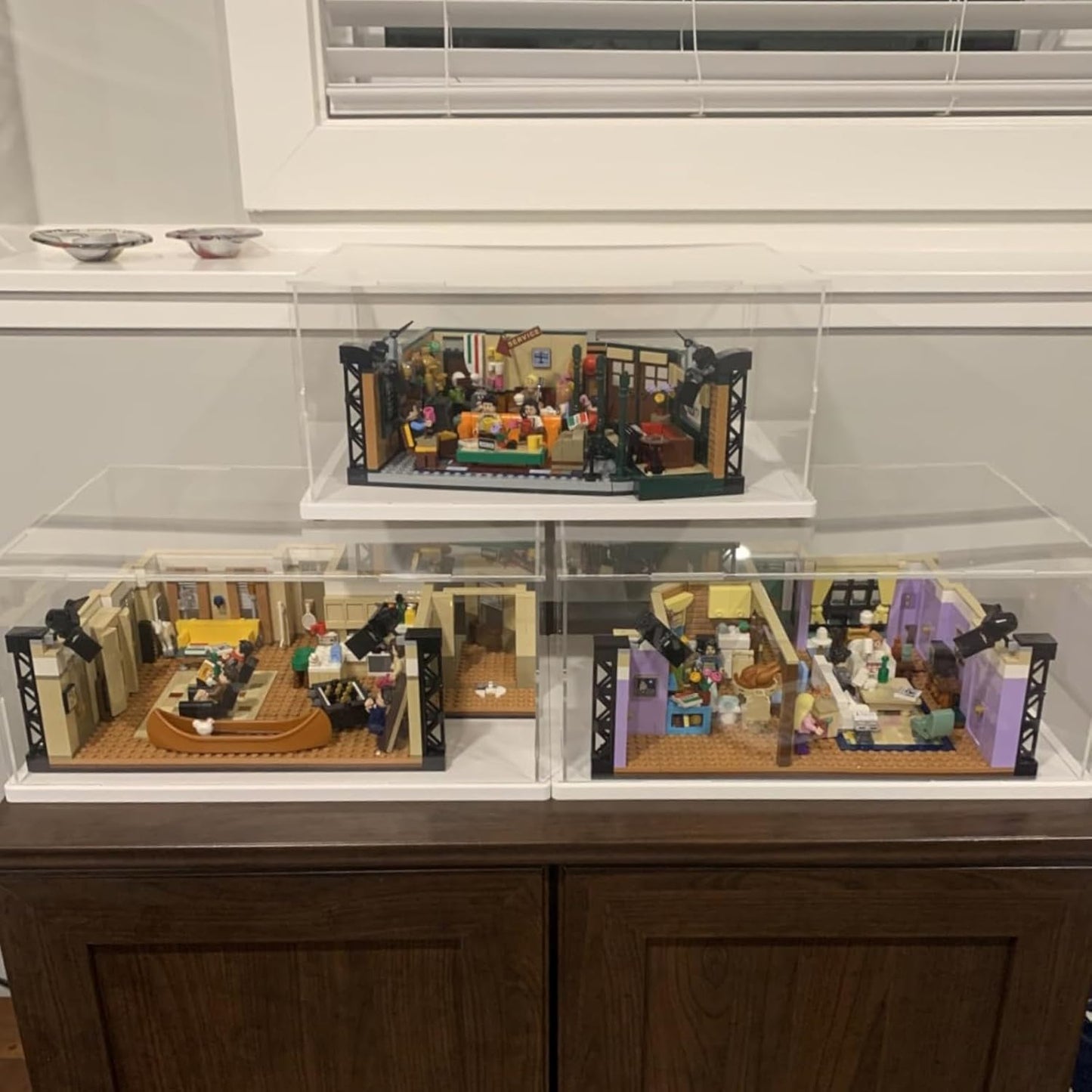 Thickened Clear Acrylic Display Case for Lego 10330 43268 76450 42170 10295 10353 Collectibles, Transparent Box Dustproof Protection with Wood-Plastic Base & String Light, Black Inside 40x20x20cm