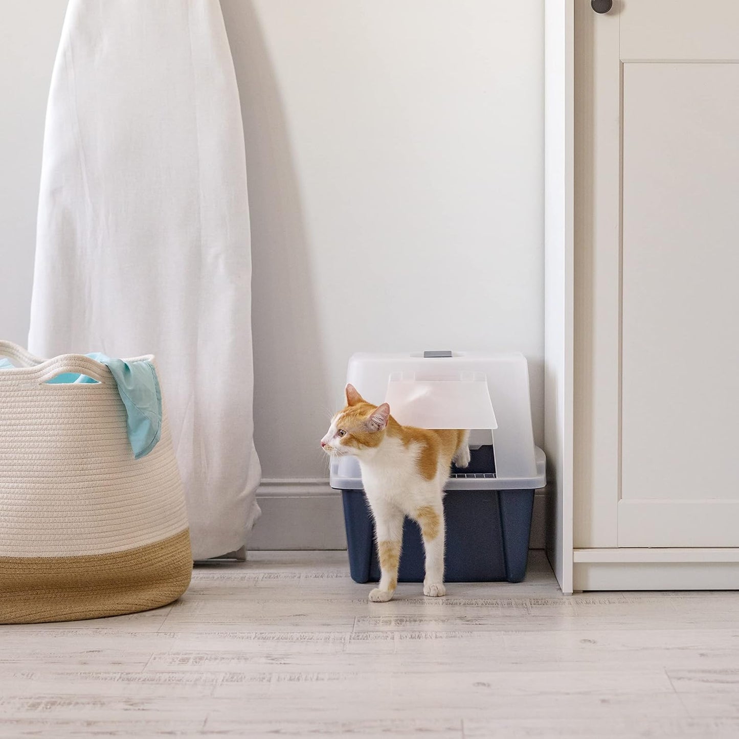 IRIS USA Cat Litter Box, Litter Box Enclosure with Scoop and Front Door Flap, Covered Kitty Litter Box for Privacy, Portable, Easy to Clean, Navy