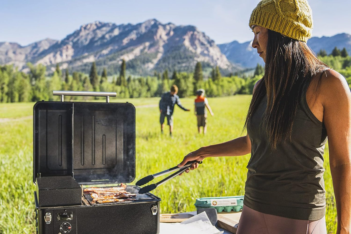 Traeger Grills Ranger Electric Wood Pellet Grill and Smoker, Black, 176 Square Inches Cook Area, 450 Degree Max Temperature, Meat Probe, 6 in 1 BBQ Grill with Included Griddle and Keep Warm Mode