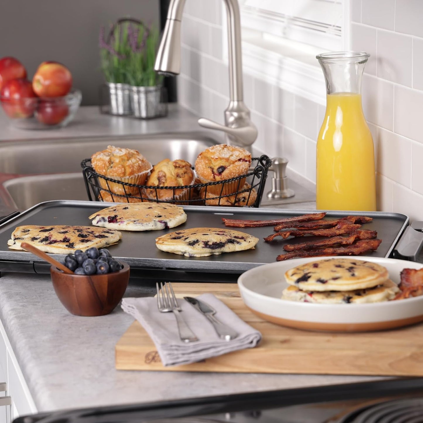 Presto 07072 22-Inch Extra Large Griddle, 22"x 13", Low Profile Design, Ceramic Nonstick, Black