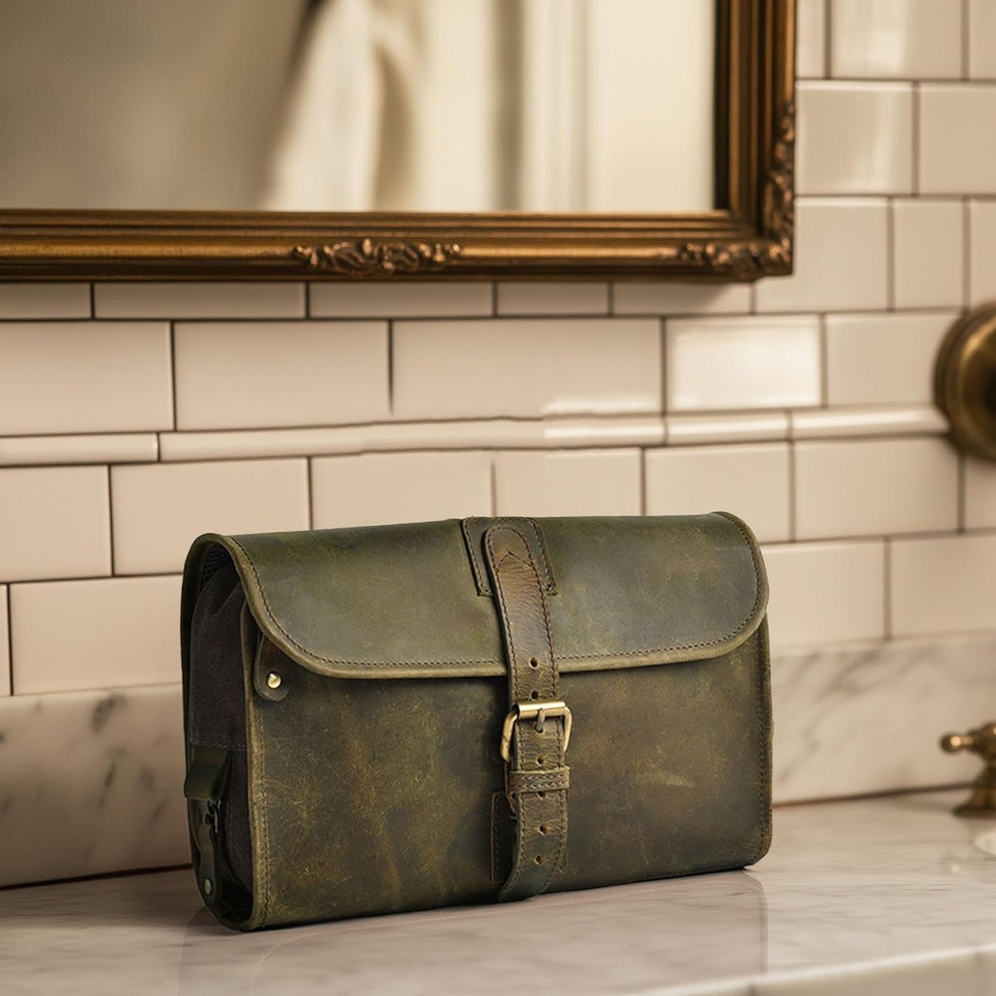 LEATHER VILLAGE Hanging Toiletry Bag for Men & Women, Handcrafted Vintage Cosmetic & Shaving Organizer Travel Dopp Kit- Brown