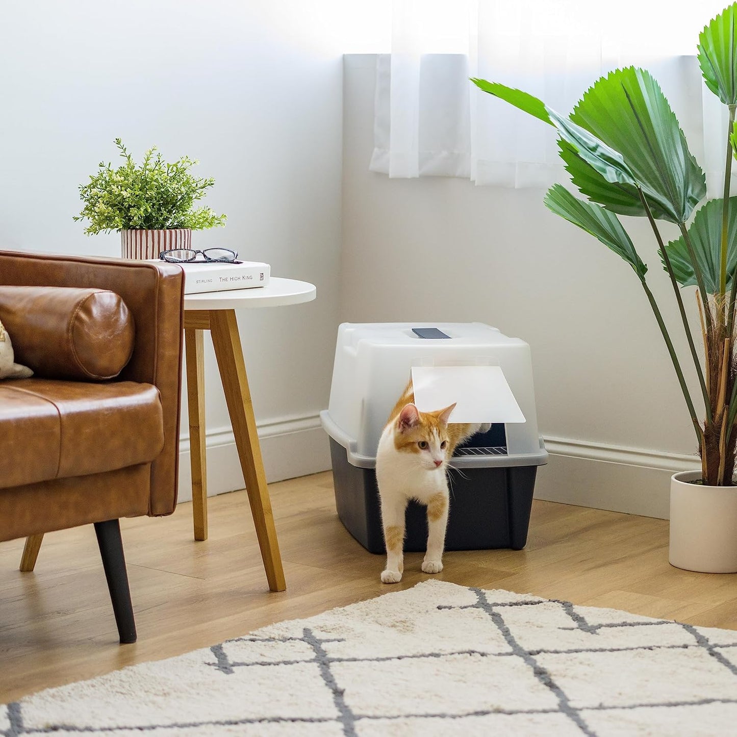 IRIS USA Cat Litter Box, Litter Box Enclosure with Scoop and Front Door Flap, Covered Kitty Litter Box for Privacy, Portable, Easy to Clean, Navy