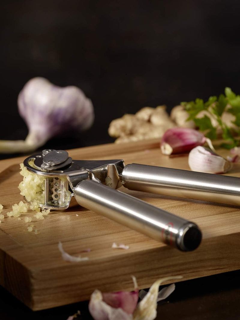 Rösle Stainless Steel 9-inch Mincing Garlic / Ginger Press with Scraper
