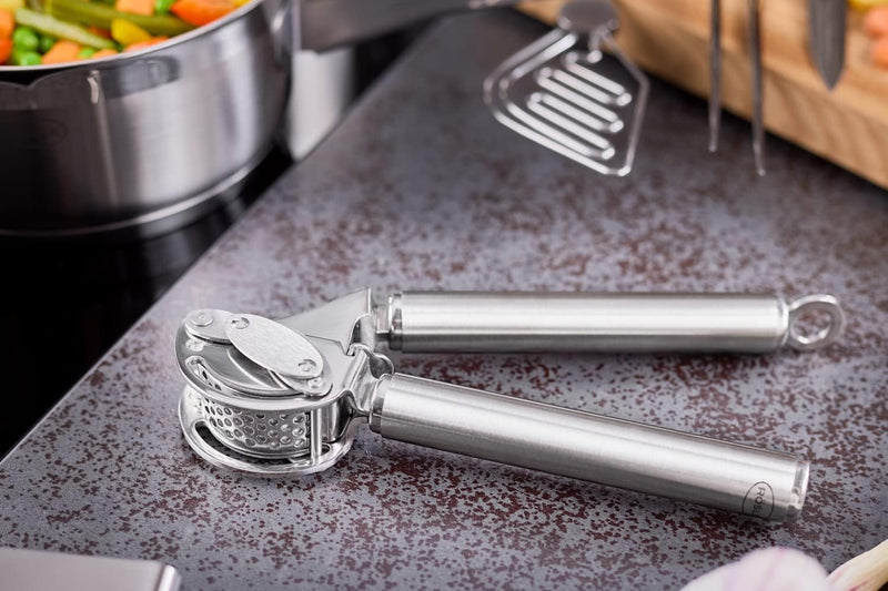 Rösle Stainless Steel 9-inch Mincing Garlic / Ginger Press with Scraper