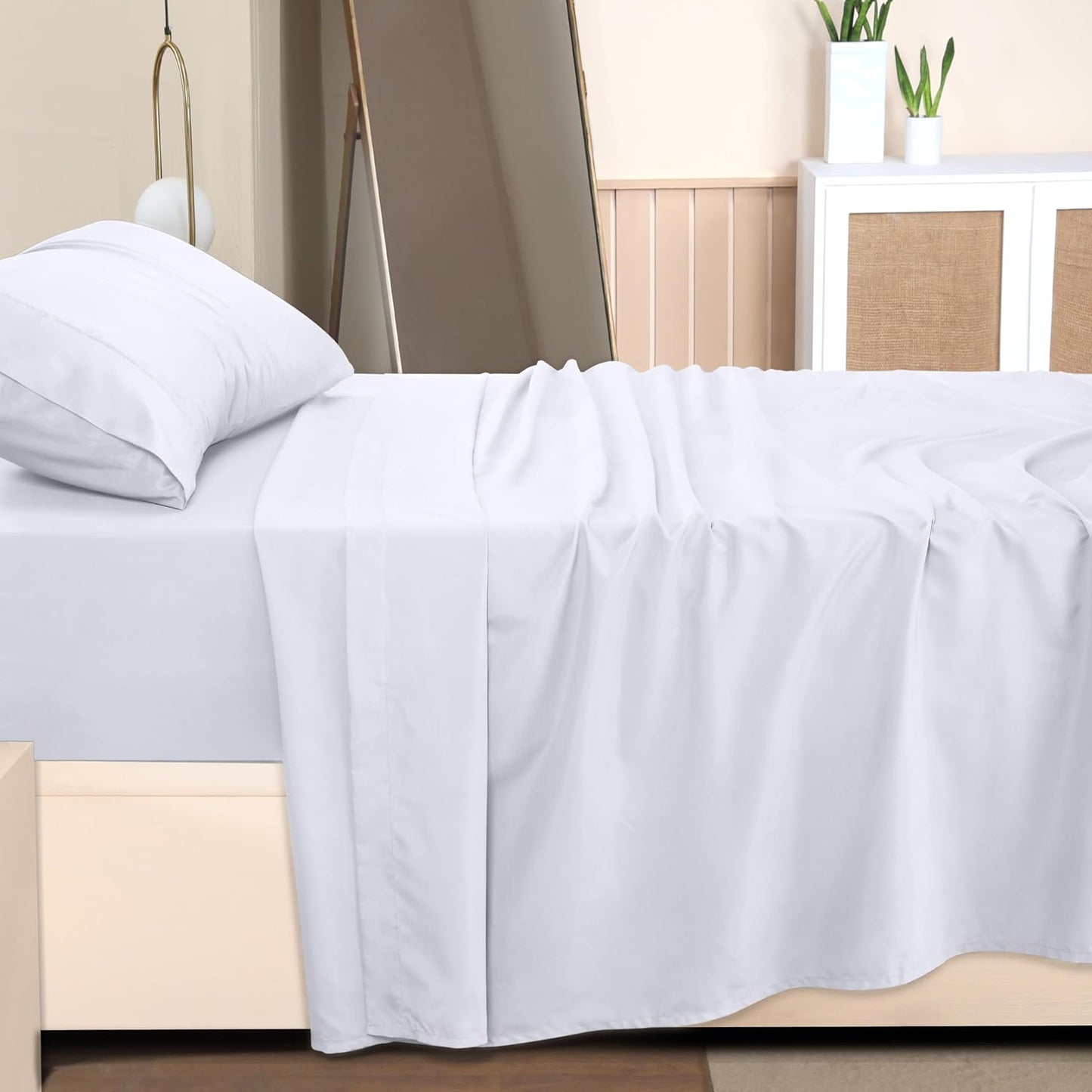 Utopia Bedding Queen Bed Sheet Set - 4 Piece Bedding - Soft Brushed Microfiber Fabric - Shrinkage & Fade Resistant - Easy Care (White)