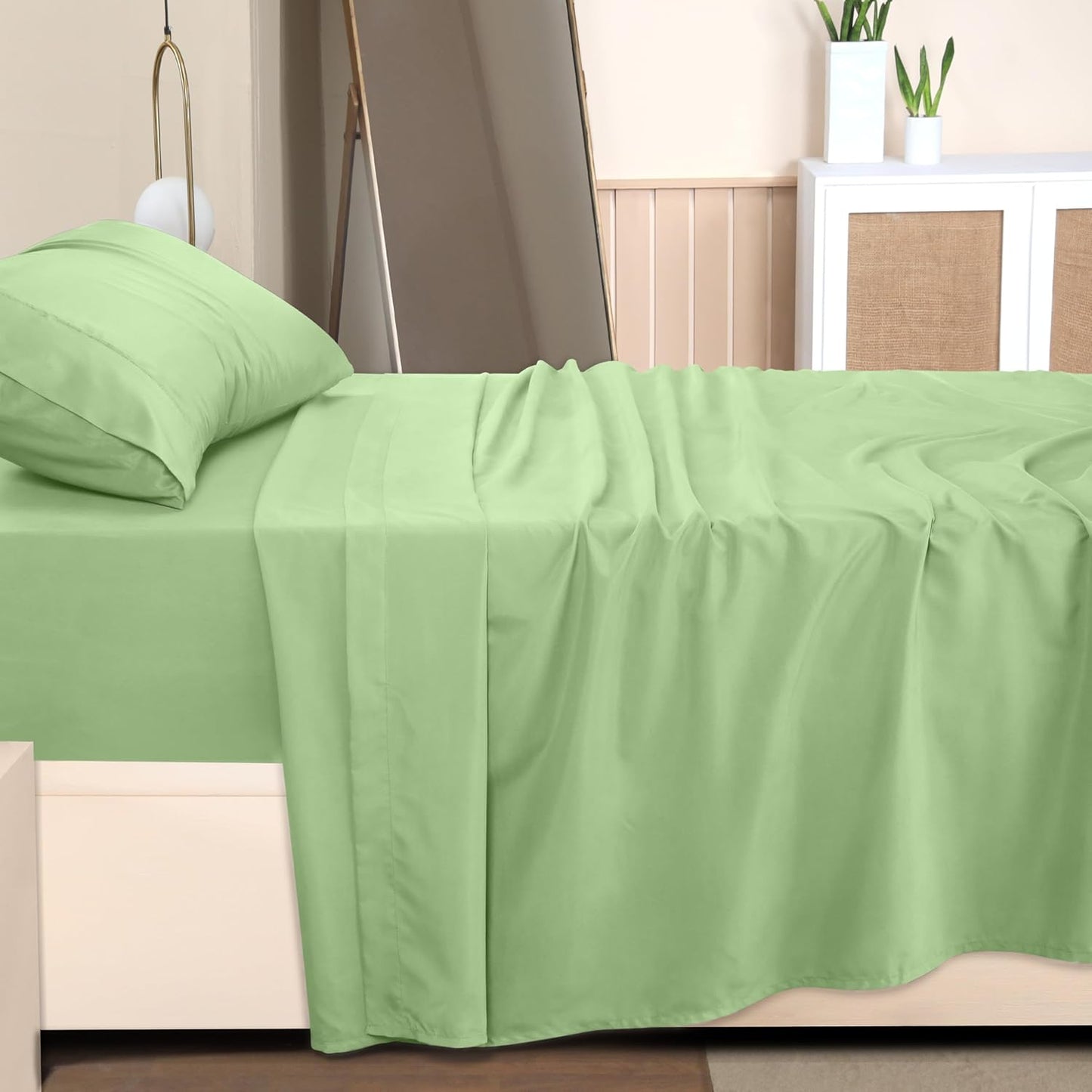 Utopia Bedding Queen Bed Sheet Set - 4 Piece Bedding - Soft Brushed Microfiber Fabric - Shrinkage & Fade Resistant - Easy Care (White)