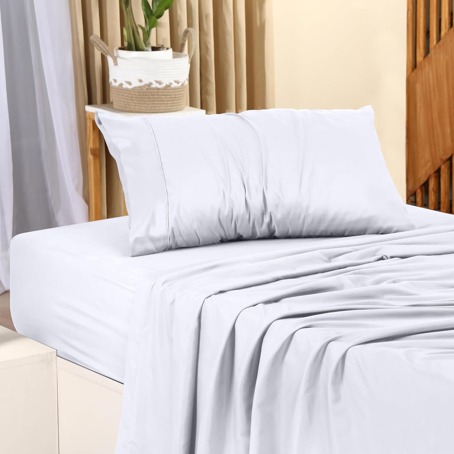 Utopia Bedding Queen Bed Sheet Set - 4 Piece Bedding - Soft Brushed Microfiber Fabric - Shrinkage & Fade Resistant - Easy Care (White)
