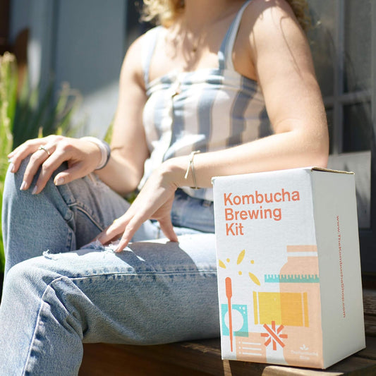 The Kombucha Shop Kombucha Brewing Kit 1 Gallon Glass Brew Jar, Kombucha SCOBY and Starter Pouch, Temperature Gauge
