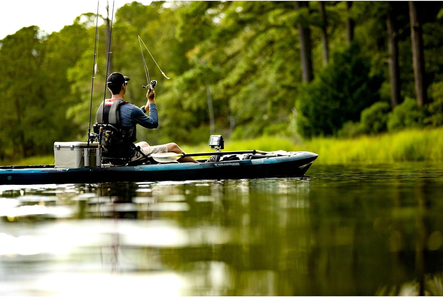 Garmin Striker Vivid 4cv, Easy-to-Use 4-inch Color Fishfinder and Sonar Transducer, Vivid Scanning Sonar Color Palettes (010-02550-00)